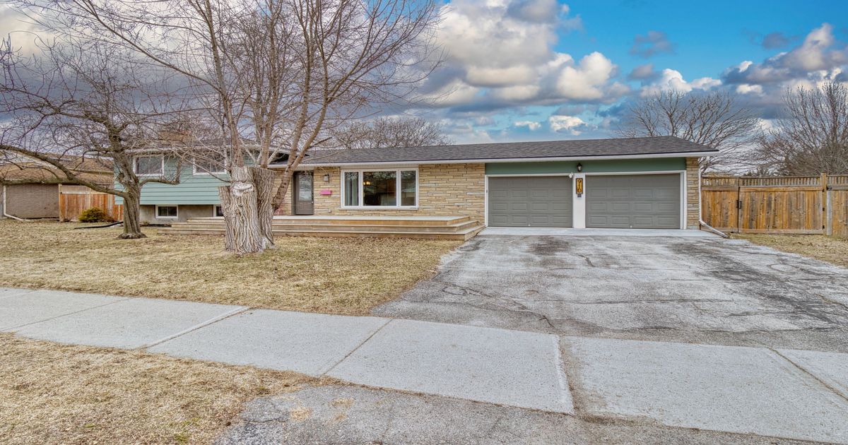 910 AUDEN PARK Drive Kingston