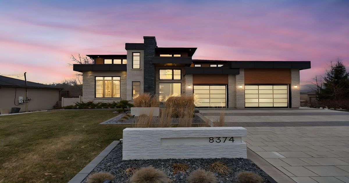 8374 Dickenson Road Hamilton