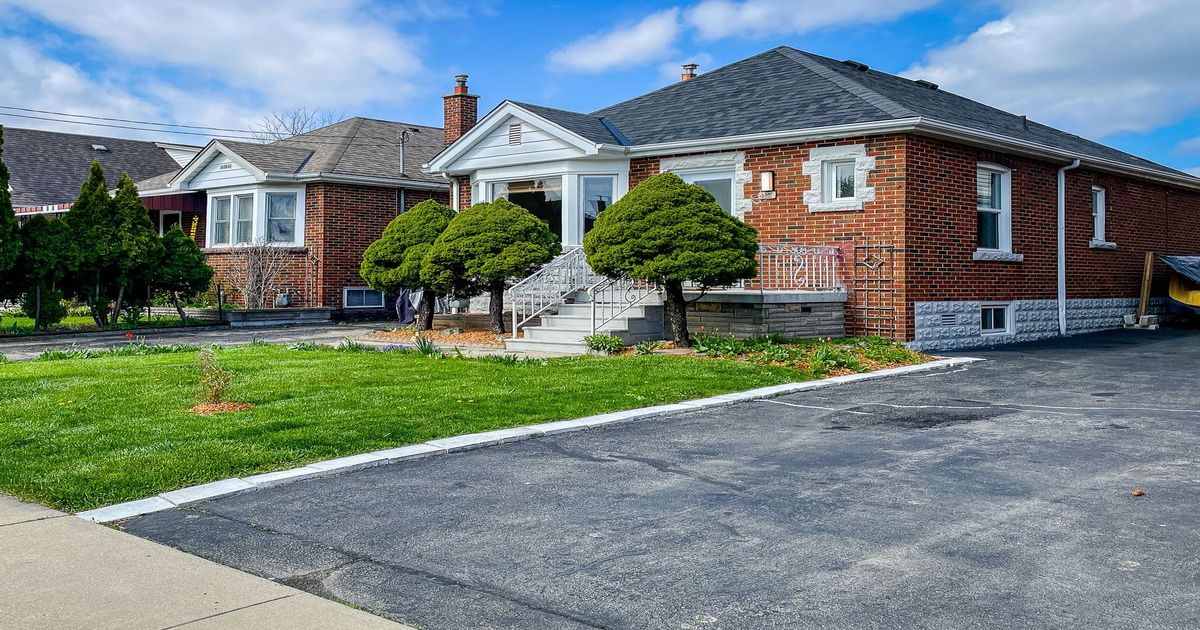 112 Tragina Avenue S Hamilton