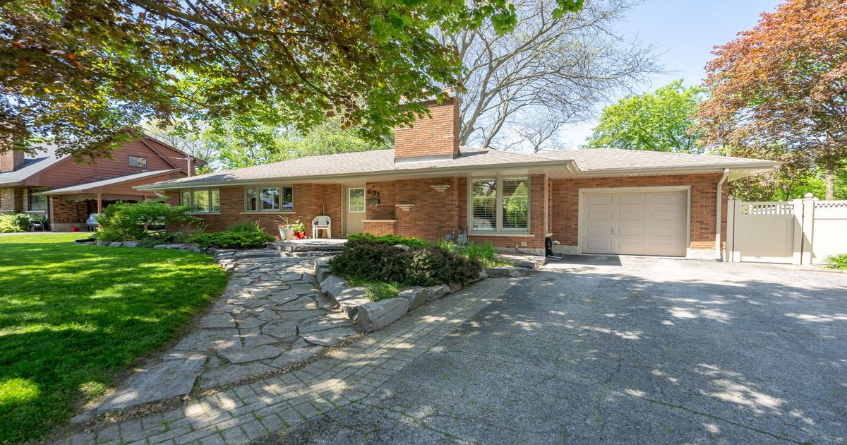 631 Oakridge Drive E London North