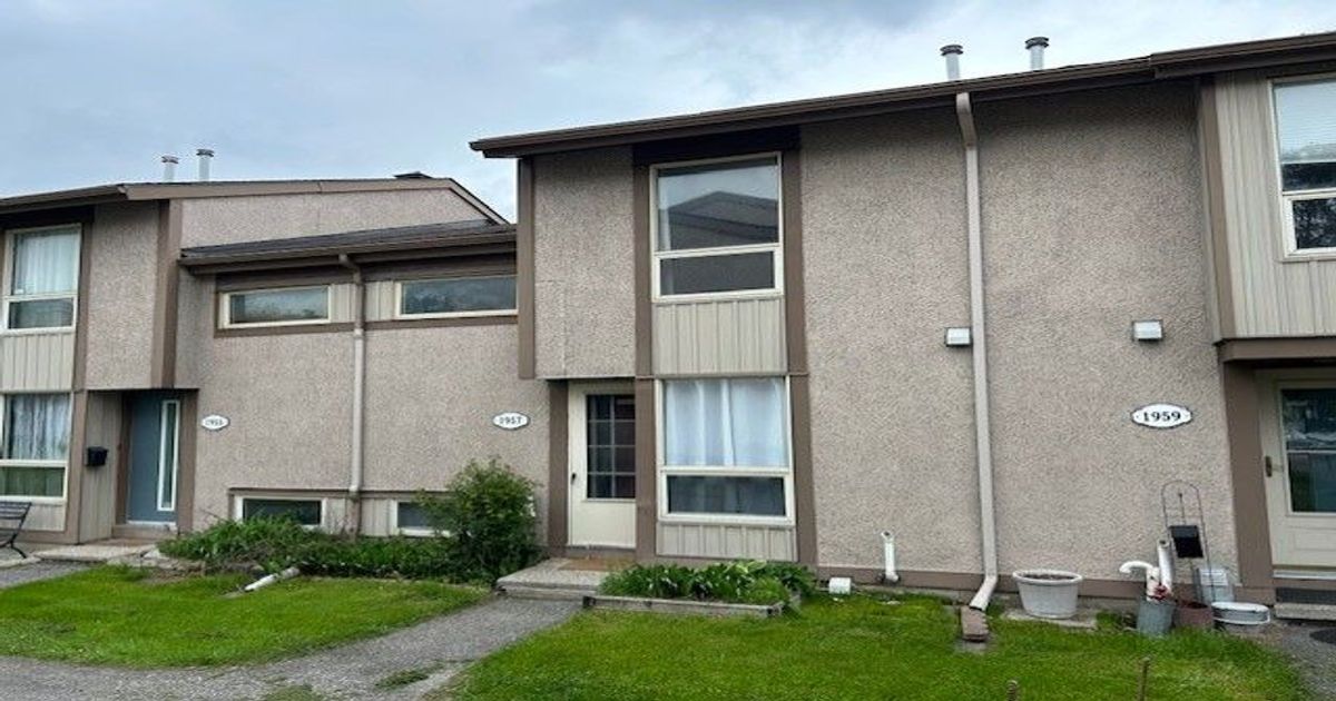 1957 Stonehenge Crescent E Cyrville - Carson Grove - Pineview