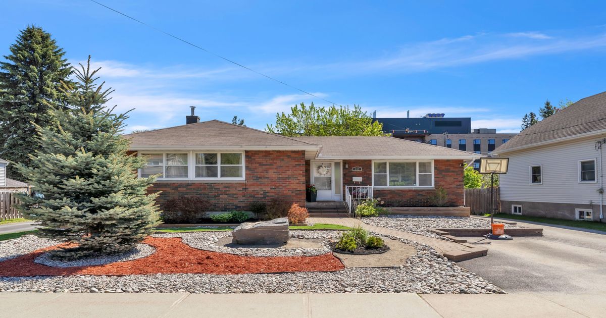 382 Aubrey Street North Bay