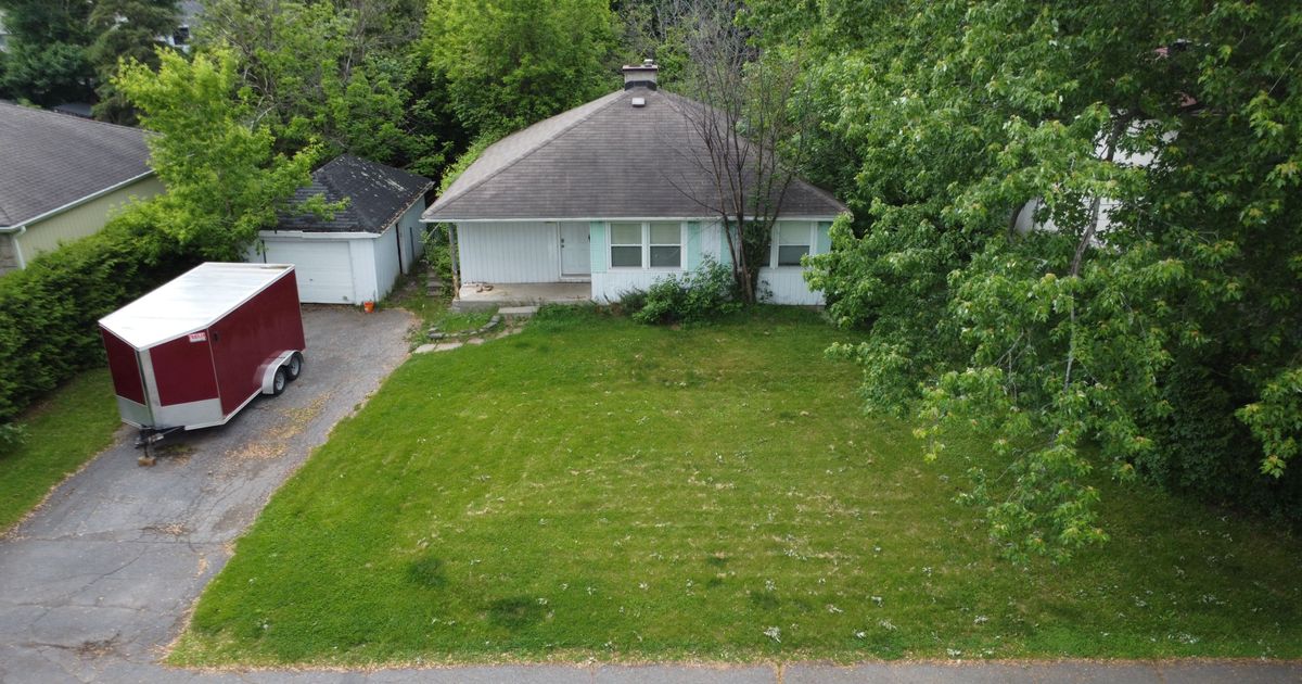 868 Mountainview Avenue Britannia Heights - Queensway Terrace N and Area