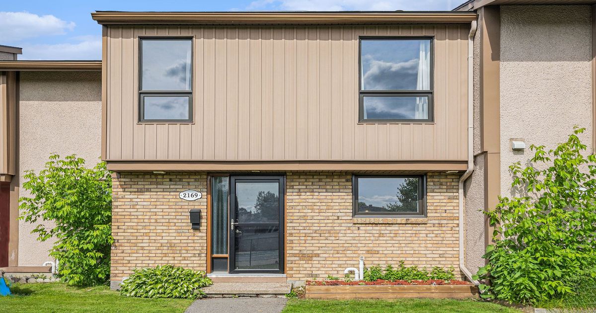 2169 Stonehenge Crescent Cyrville - Carson Grove - Pineview