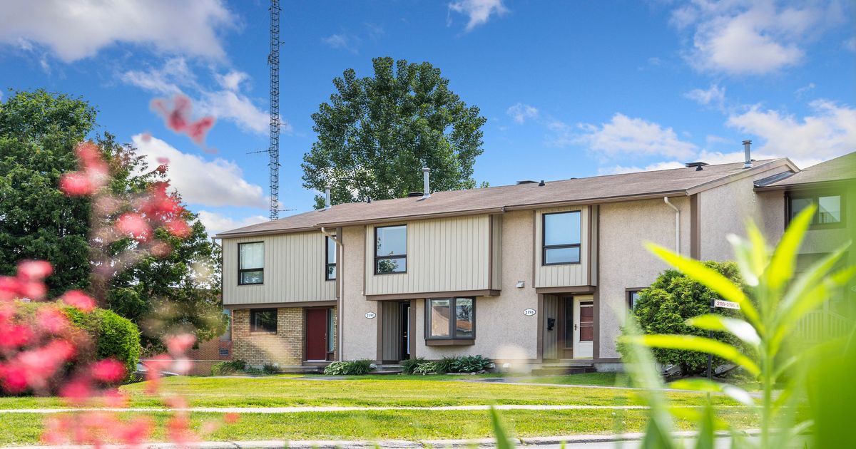2191 Stonehenge Crescent Cyrville - Carson Grove - Pineview