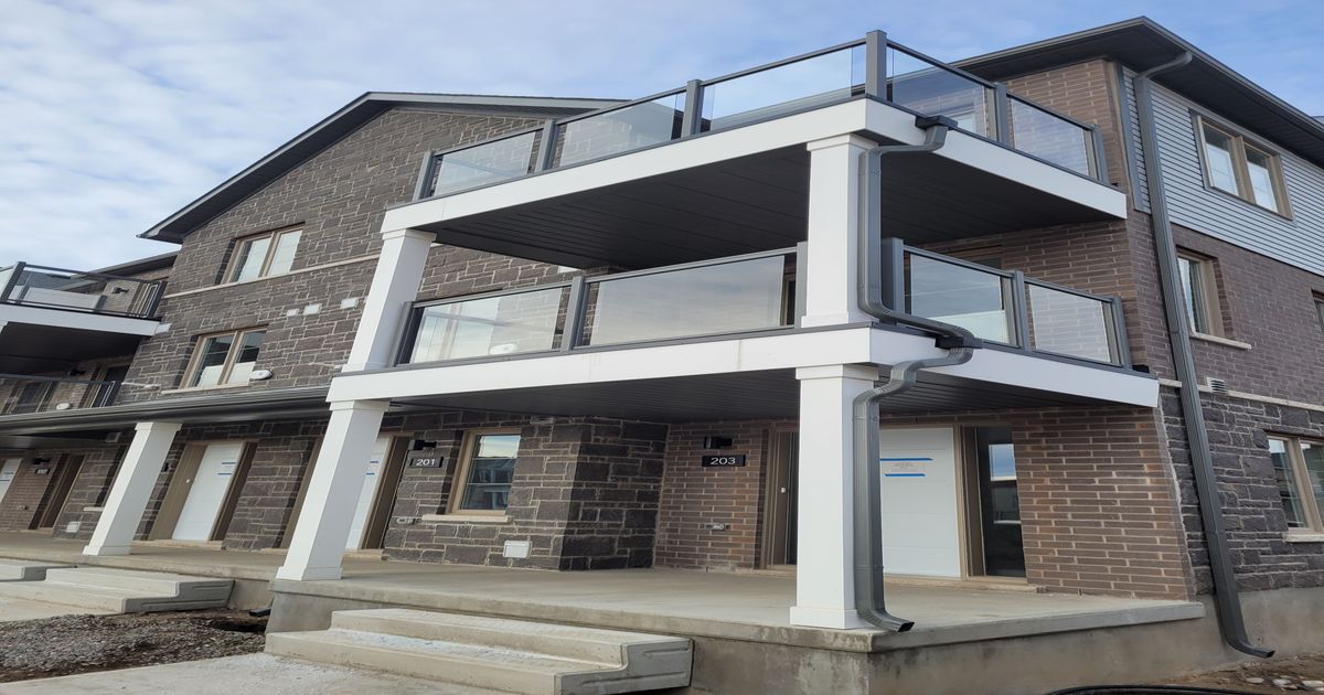 203 West Oak Trail S Kitchener