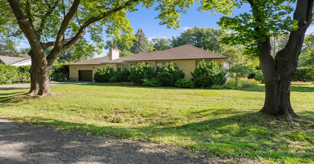 873 DUNLEVIE Avenue McKellar Heights - Glabar Park and Area