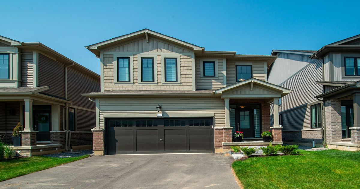 100 Blackbird Way Hamilton