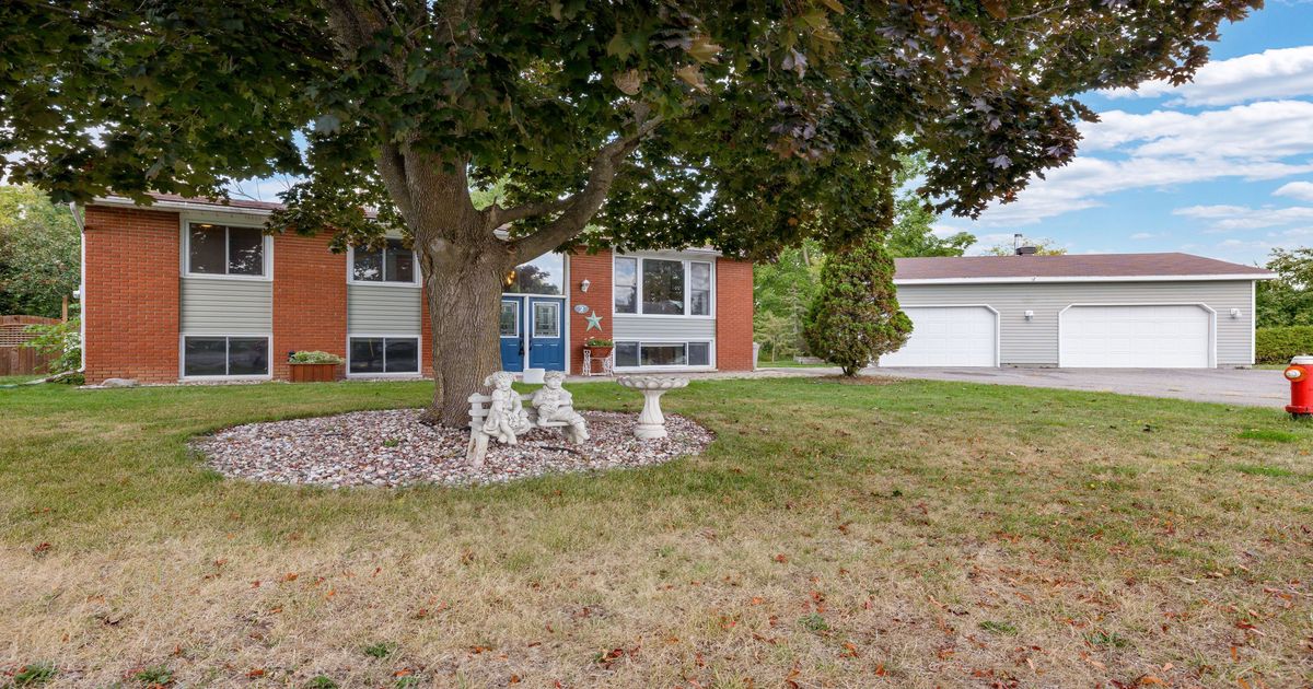 2 Armstrong Place North Dundas