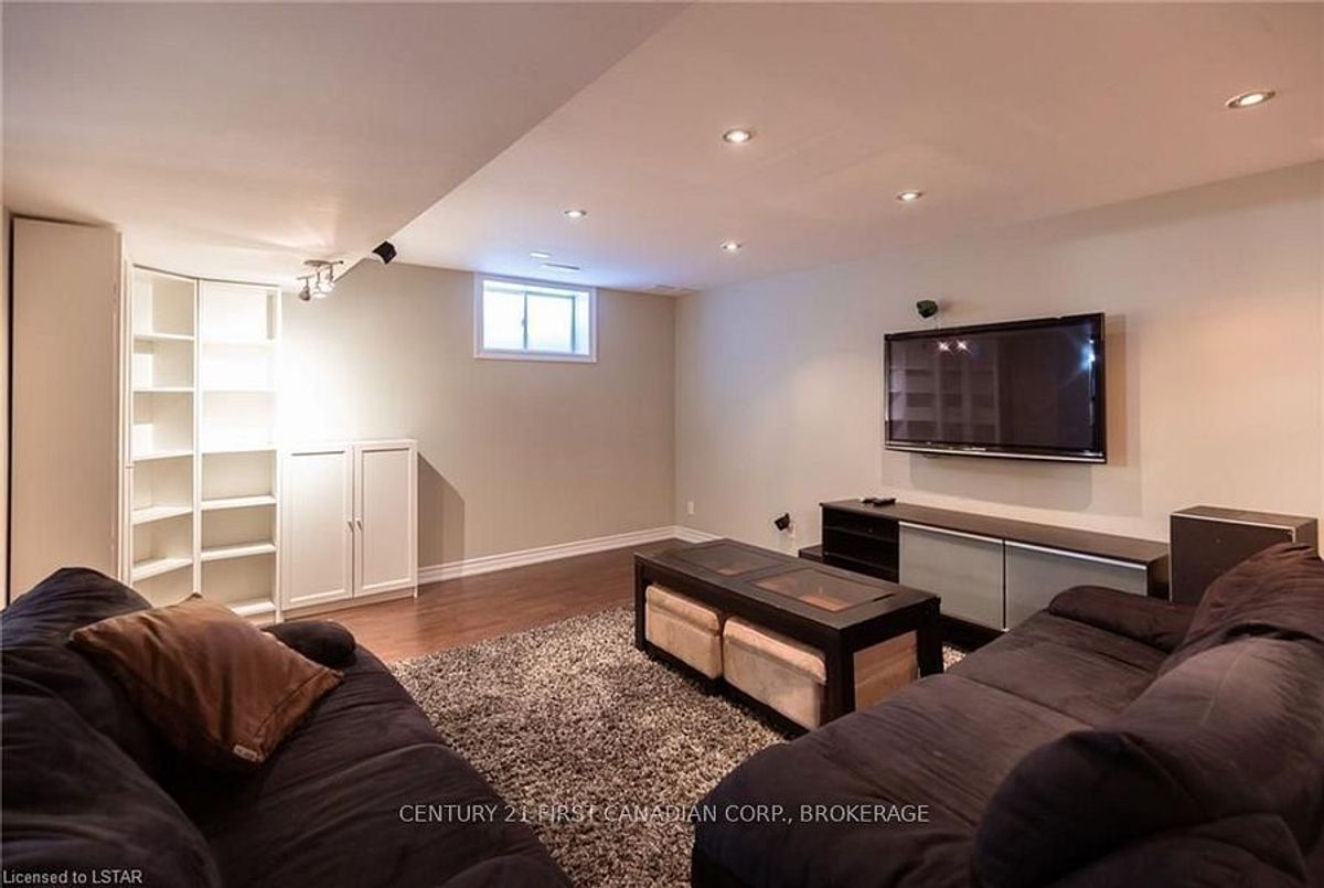 2016 Beaverbrook Avenue London North 2016 Beaverbrook Avenue London North