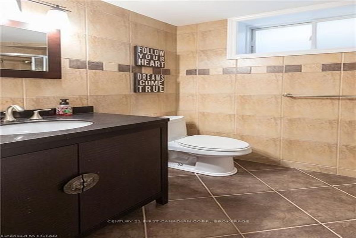 2016 Beaverbrook Avenue London North 2016 Beaverbrook Avenue London North