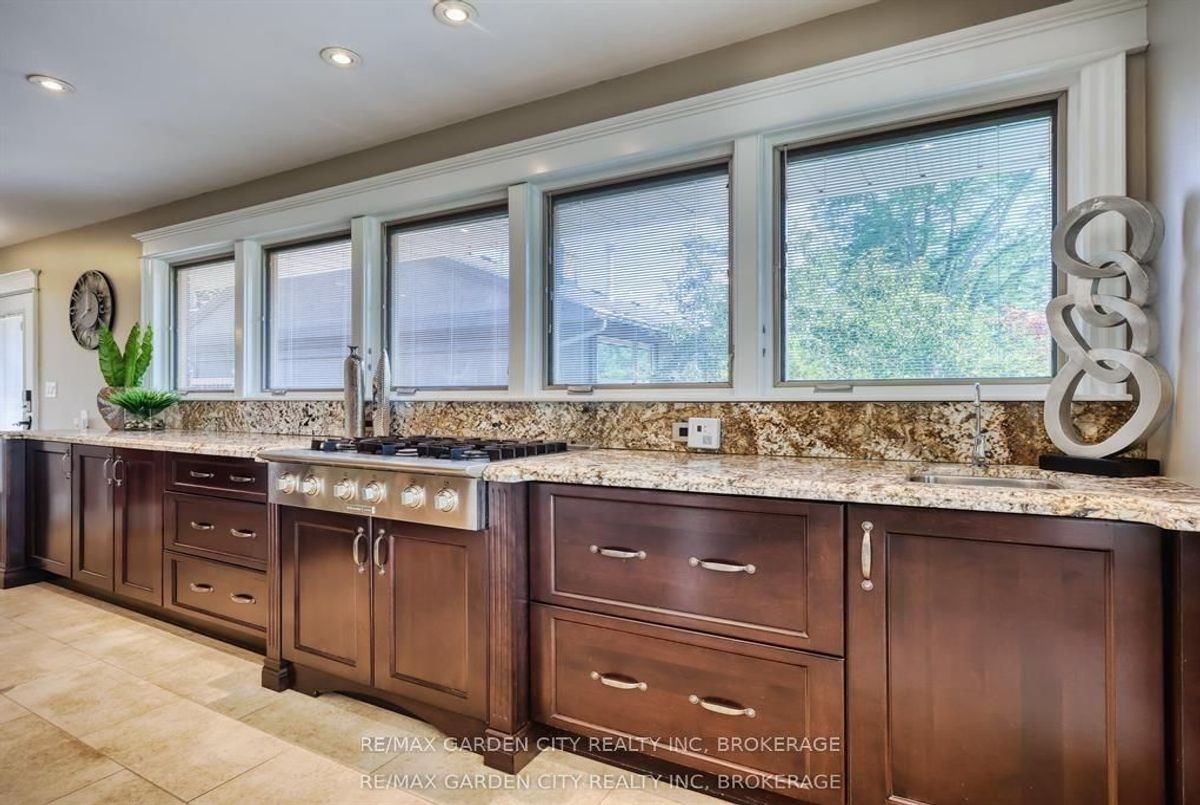 28 MARSDALE Drive St. Catharines 28 MARSDALE Drive St. Catharines