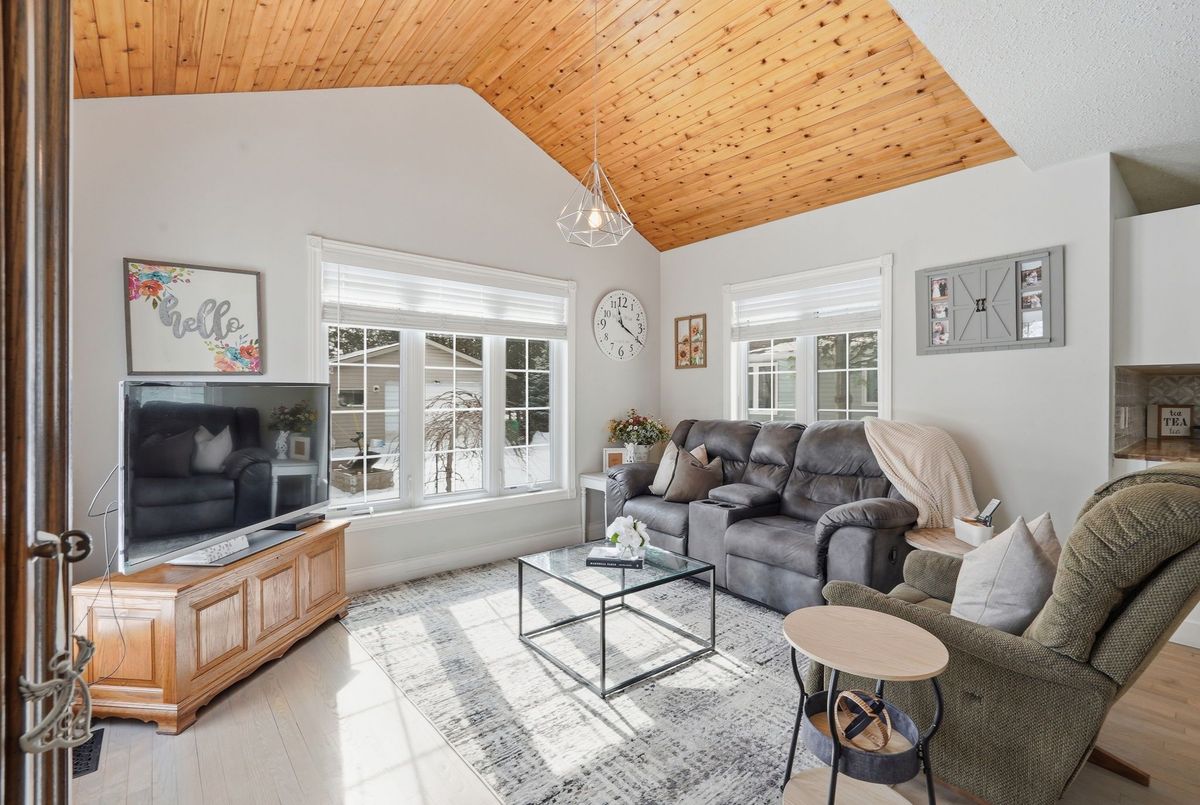 25 JOHN Street W Minto 25 JOHN Street W Minto