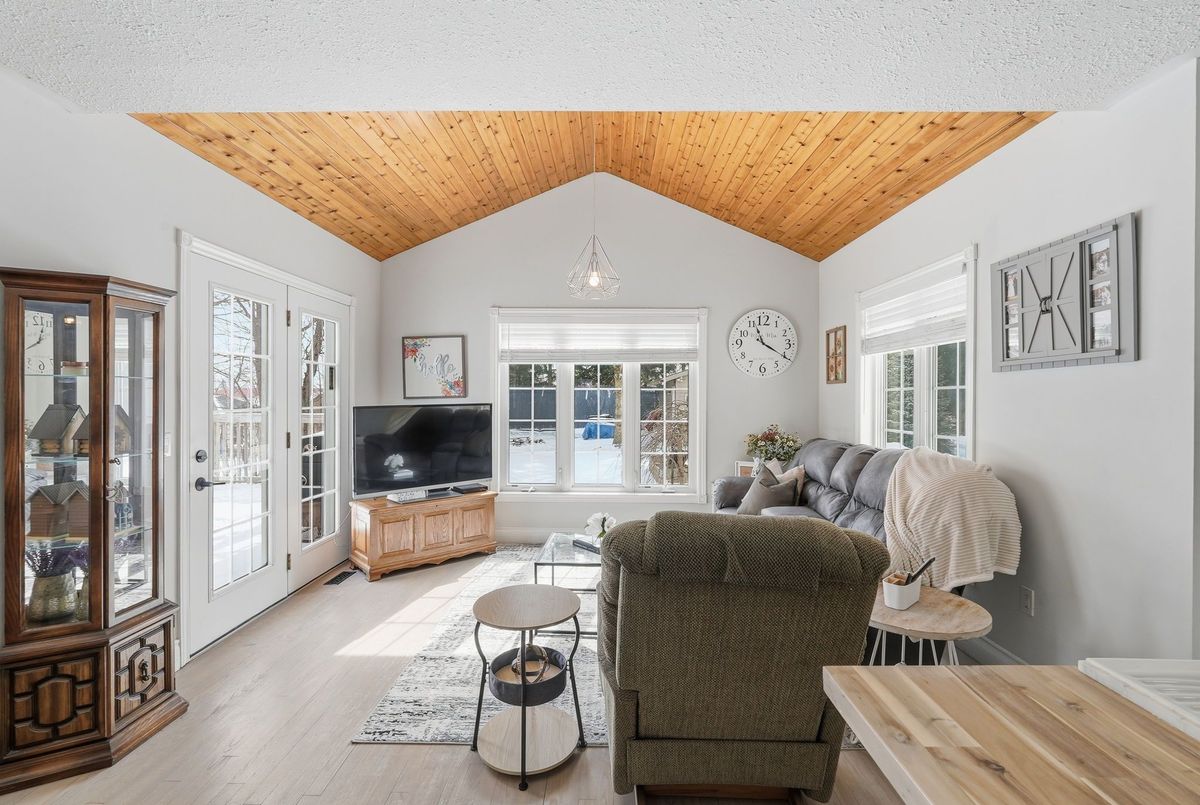 25 JOHN Street W Minto 25 JOHN Street W Minto