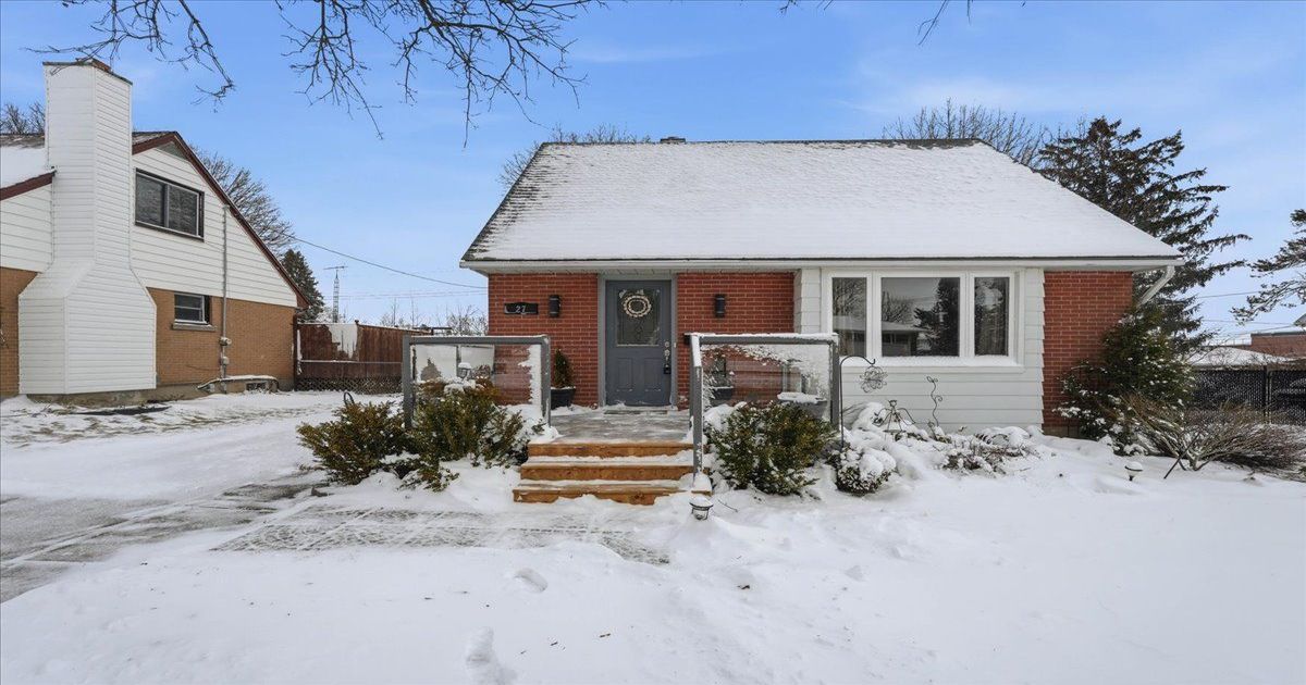 27 Fourth Avenue Quinte West